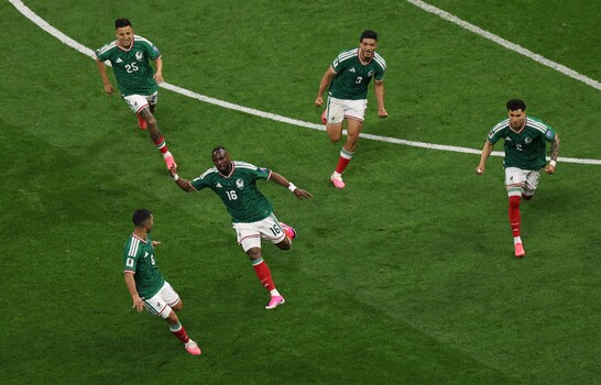 M&eacute;xico avanza a octavos de final del Mundial tras derrotar 2-0 a Ecuador