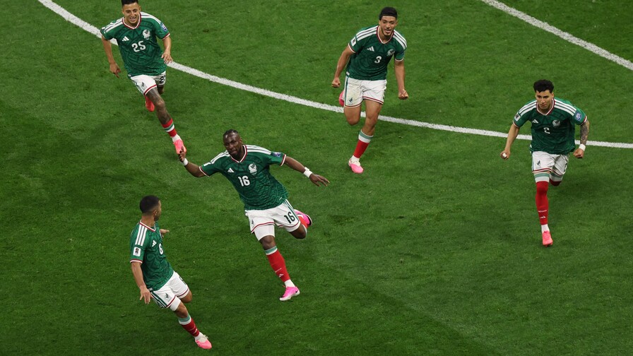 México avanza a octavos de final del Mundial tras derrotar 2-0 a Ecuador México avanza a octavos de final del Mundial tras derrotar 2-0 a Ecuador