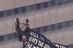 Dos personas suben a la cima del Empire State Building con una pancarta a favor de la paz Dos personas suben a la cima del Empire State Building con una pancarta a favor de la paz