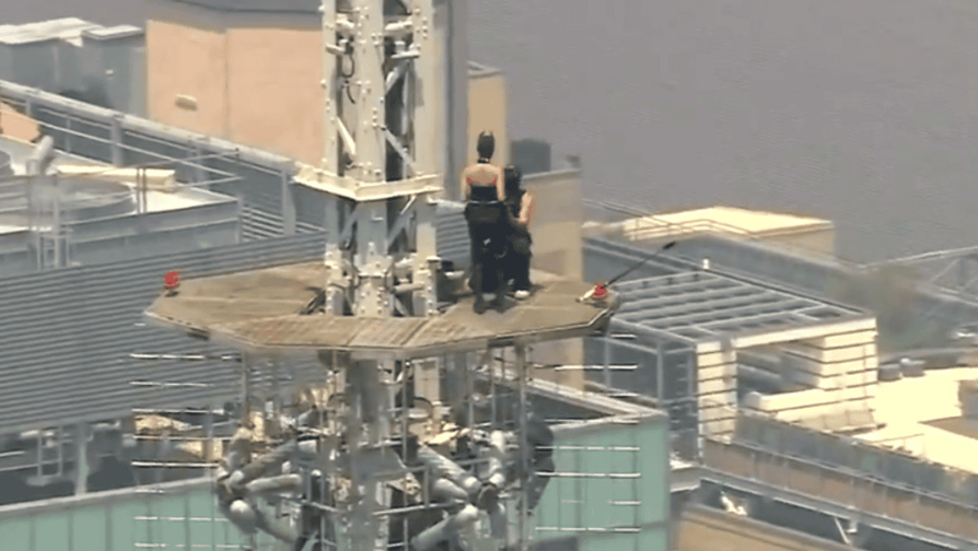 Pareja se compromete en la cima del Empire State; fueron arrestados tras la hazaña Pareja se compromete en la cima del Empire State; fueron arrestados tras la hazaña