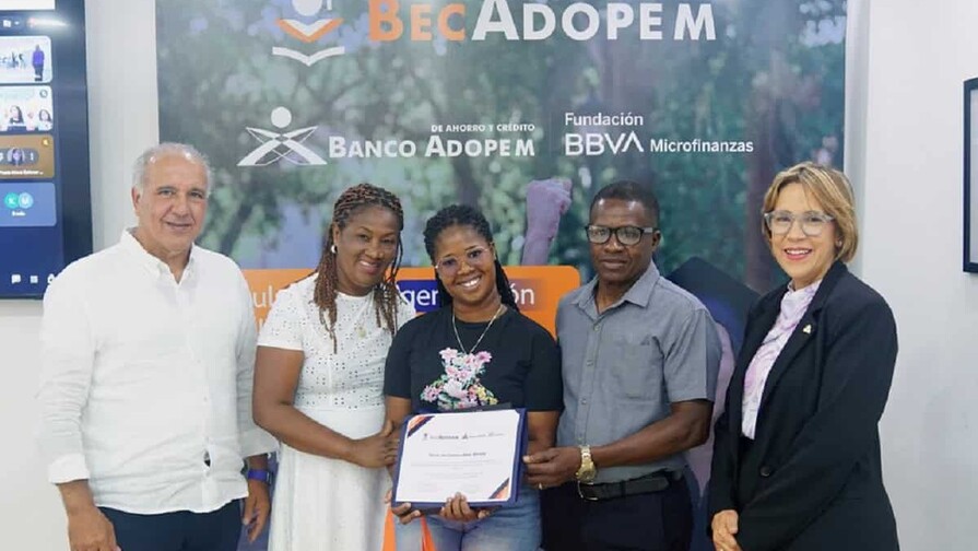 Banco Adopem celebra la entrega de la primera edici&oacute;n de sus becas universitarias