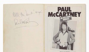 Un libro firmado por McCartney sale de tienda de segunda mano y se subasta por 1,400 euros