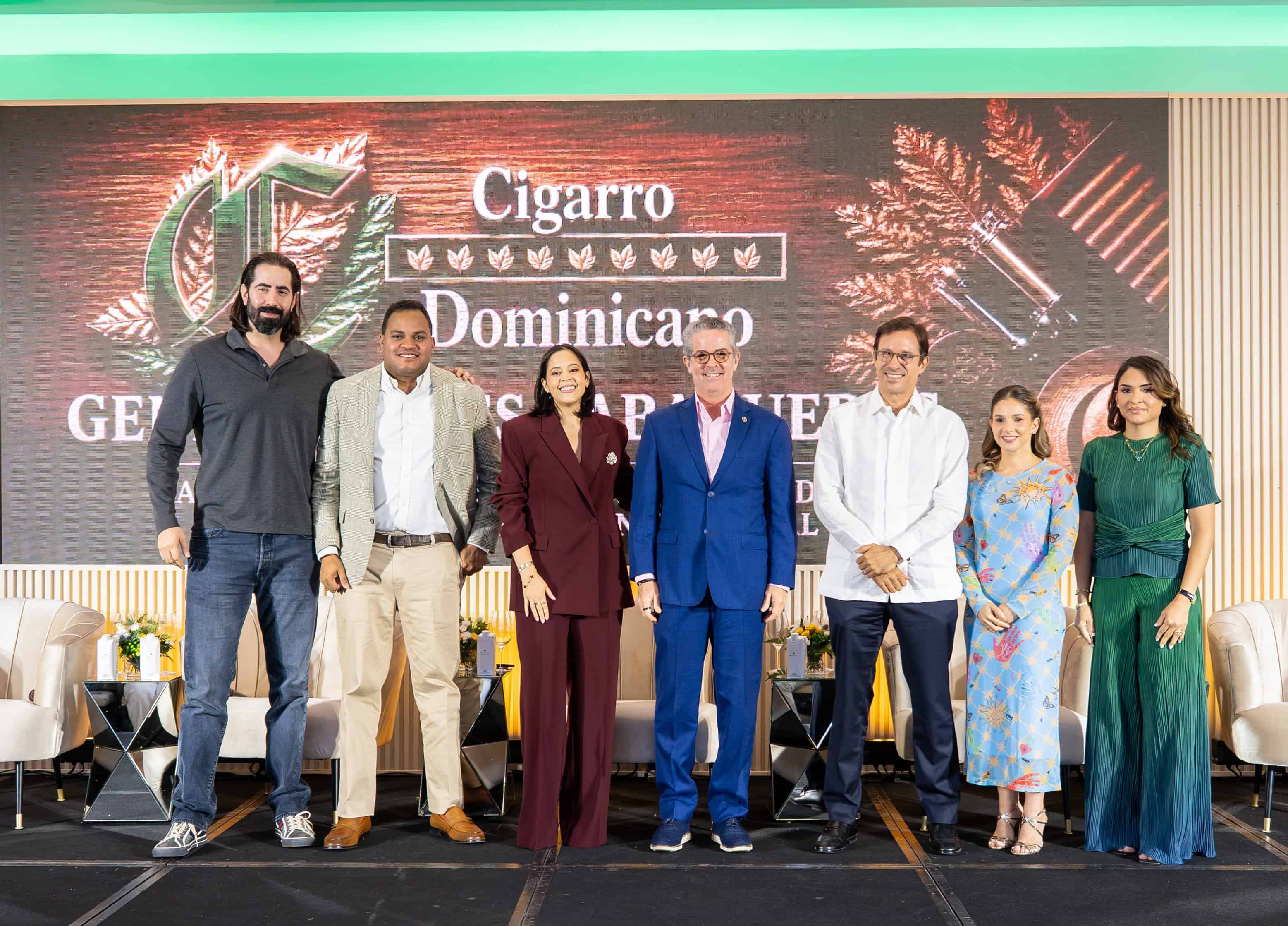 Participantes del segundo foro de la velada.