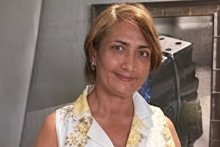 Ten&iacute;a 57 a&ntilde;os. Era orientadora escolar jubilada y t&eacute;cnica regional en el &aacute;rea de Orientaci&oacute;n y Psicolog&iacute;a de la Direcci&oacute;n Regional de Educaci&oacute;n de Nagua. La mat&oacute; a pu&ntilde;aladas su expareja, de quien se hab&iacute;a divorciado tres meses antes. No se dijo si procrearon hijos. Reportes policiales indican que el feminicida convenci&oacute; a su v&iacute;ctima de reunirse con &eacute;l. El feminicida se suicid&oacute;. Los cuerpos de ambos aparecieron en una habitaci&oacute;n de motel. Compa&ntilde;eros del sector magisterial organizaron vigilias y actos de recordaci&oacute;n en honor a su trayectoria. Ocurri&oacute; el <strong>12 de junio </strong>en el municipio de Nagua, Mar&iacute;a Trinidad S&aacute;nchez.