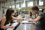 Casi 1.2 millones de migrantes piden regularizarse en España y 608,000 tienen ya permiso