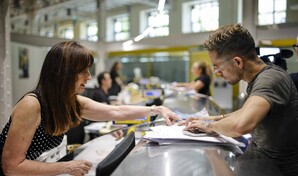 Casi 1.2 millones de migrantes piden regularizarse en Espa&ntilde;a y 608,000 tienen ya permiso