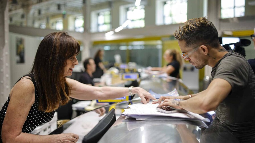 Casi 1.2 millones de migrantes piden regularizarse en Espa&ntilde;a y 608,000 tienen ya permiso