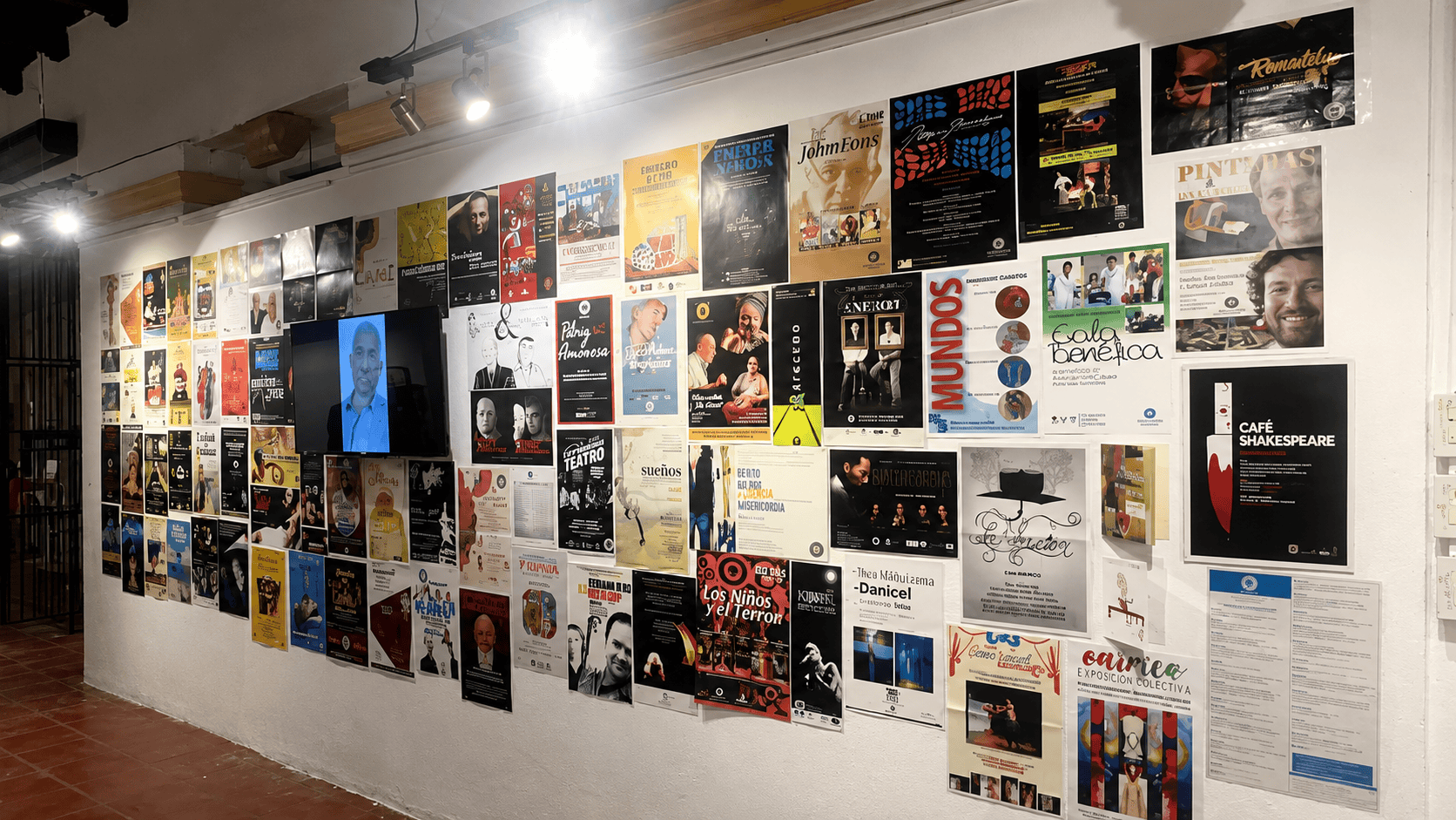 Afiches de montajes teatrales, publicaciones y libros forman parte del recorrido visual que acompa&ntilde;a la exposici&oacute;n.