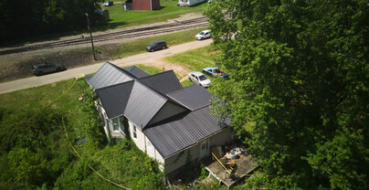 Caso de 16 hermanos hallados en condiciones insalubres desborda recursos de un condado de Ohio