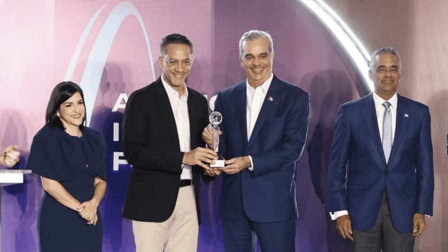 Grupo Rensa Solar  recibe reconocimiento en el Foro de Inversi&oacute;n de las Am&eacute;ricas