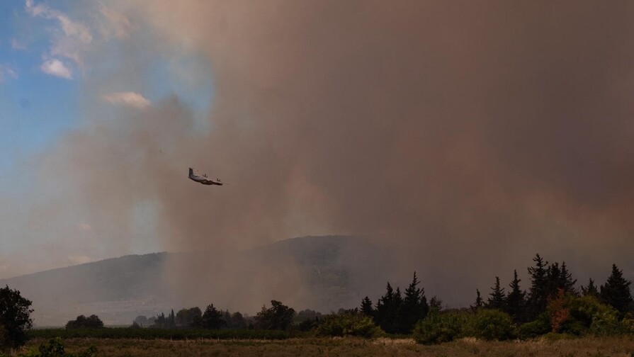Evacuan a 1,500 personas por un incendio en el sur de Francia Evacuan a 1,500 personas por un incendio en el sur de Francia