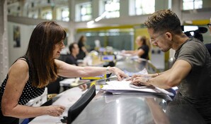 El perfil de la regularizaci&oacute;n de migrantes en Espa&ntilde;a: 81 % menores de 45 y 43 % mujeres