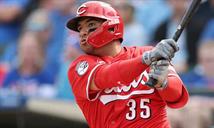 Los Rojos descifran a Misiorowski a base de palos y evitan la barrida ante Milwaukee