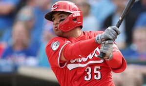 Los Rojos descifran a Misiorowski a base de palos y evitan la barrida ante Milwaukee