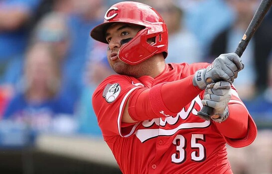 Los Rojos descifran a Misiorowski a base de palos y evitan la barrida ante Milwaukee