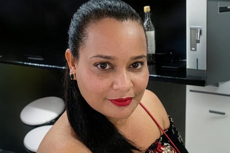 Ten&iacute;a 55 a&ntilde;os. Era madre de cuatro hijos adultos. La mat&oacute; de un balazo en la cabeza su expareja, de quien llevaba cinco a&ntilde;os separada. El feminicida sorprendi&oacute; a su v&iacute;ctima cuando esta se encontraba en un sal&oacute;n de belleza. Intent&oacute; refugiarse en una habitaci&oacute;n trasera del local, hasta donde el feminicida la persigui&oacute;. El feminicida se suicid&oacute;. Ocurri&oacute; el <strong>30 de mayo </strong>en el municipio de Luper&oacute;n, Puerto Plata.