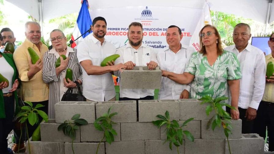Gobierno inicia construcci&oacute;n del Parque Agroecol&oacute;gico del Aguacate en Cambita Garabitos