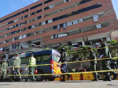 Rescatistas luchan por sacar de escombros a venezolano vivo siete días