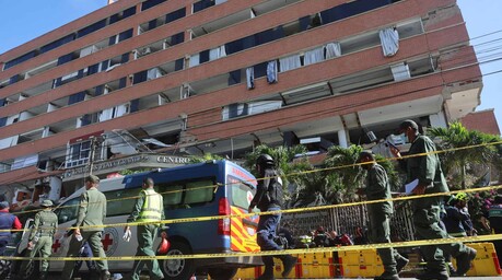 Rescatistas luchan por sacar de escombros a venezolano vivo siete d&iacute;as despu&eacute;s de los terremotos