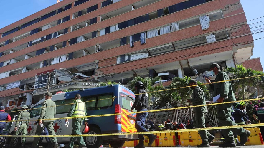 Rescatistas luchan por sacar de escombros a venezolano vivo siete días después de los terremotos Rescatistas luchan por sacar de escombros a venezolano vivo siete días después de los terremotos