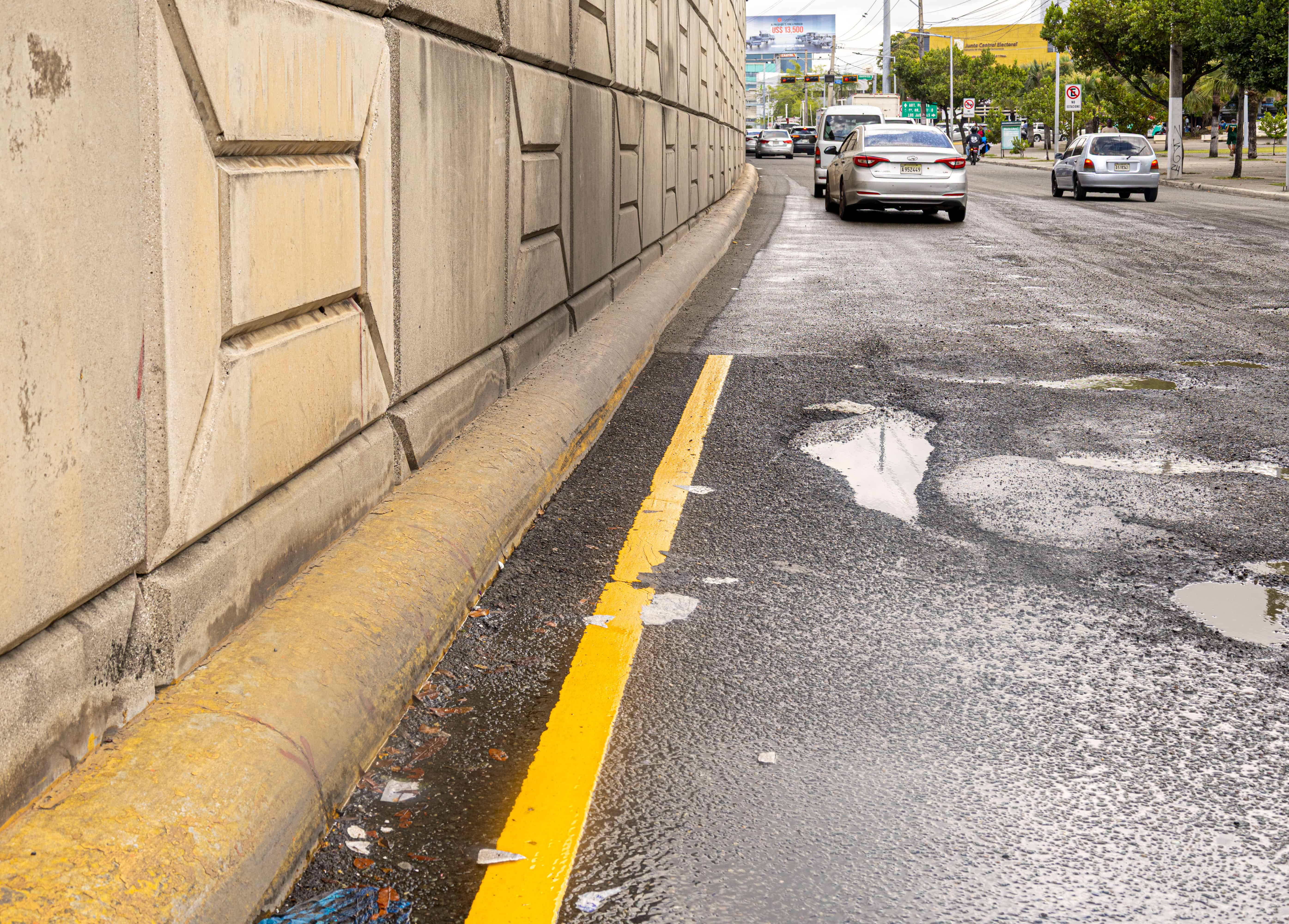 De este lugar emana agua limpia los jueves y otros dias que la Caasd envia agua a la zona.