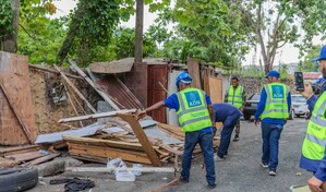 Retiran 11 infraestructuras que ocupaban aceras en el sector Arroyo Hondo