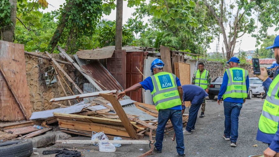 Retiran 11 infraestructuras que ocupaban aceras en el sector Arroyo Hondo Retiran 11 infraestructuras que ocupaban aceras en el sector Arroyo Hondo