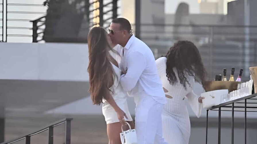 ¿Nueva conquista? Captan a Alex Rodríguez besando a una mujer en lujosa fiesta ¿Nueva conquista? Captan a Alex Rodríguez besando a una mujer en lujosa fiesta