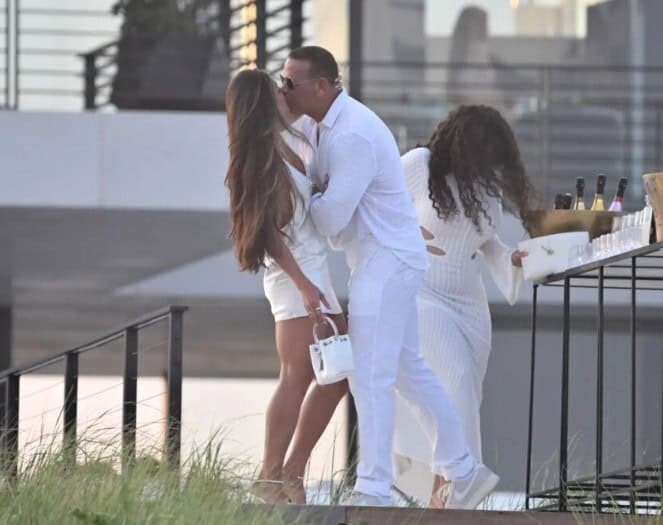 ¿Nueva conquista? Captan a Alex Rodríguez besando a una mujer en lujosa fiesta ¿Nueva conquista? Captan a Alex Rodríguez besando a una mujer en lujosa fiesta