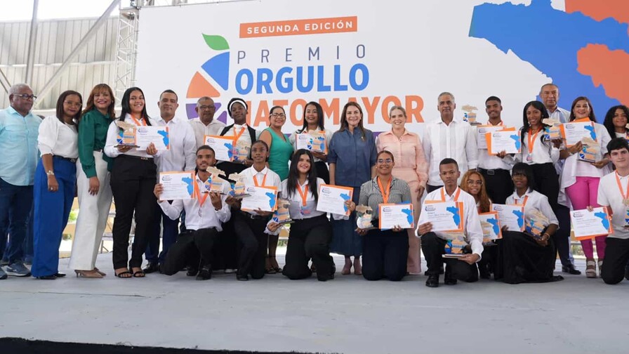 Carmen Ligia Barcel&oacute; celebra el "Premio Orgullo Hato Mayor" y anuncia importantes avances