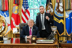 Trump recibe a Gaethje en el Despacho Oval para celebrar su victoria en la Casa Blanca