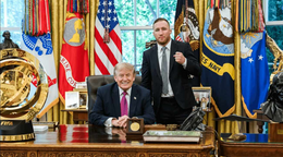Trump recibe a Gaethje en el Despacho Oval para celebrar su victoria en la Casa Blanca