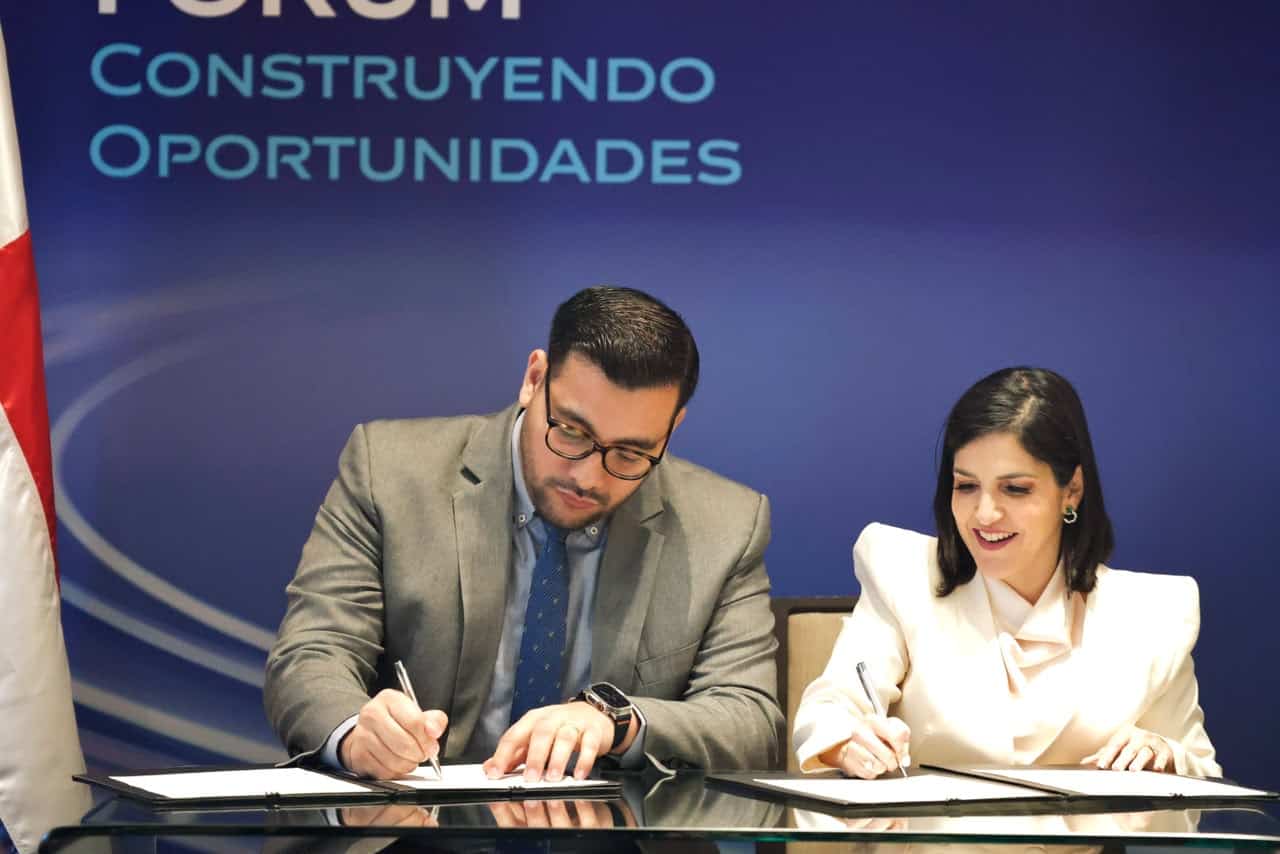 Firma de memorando de entendimiento con José Ricardo Fuentes, Secretario de Honduras y Biviana Riveiro, directora ejecutiva de ProDominicana.