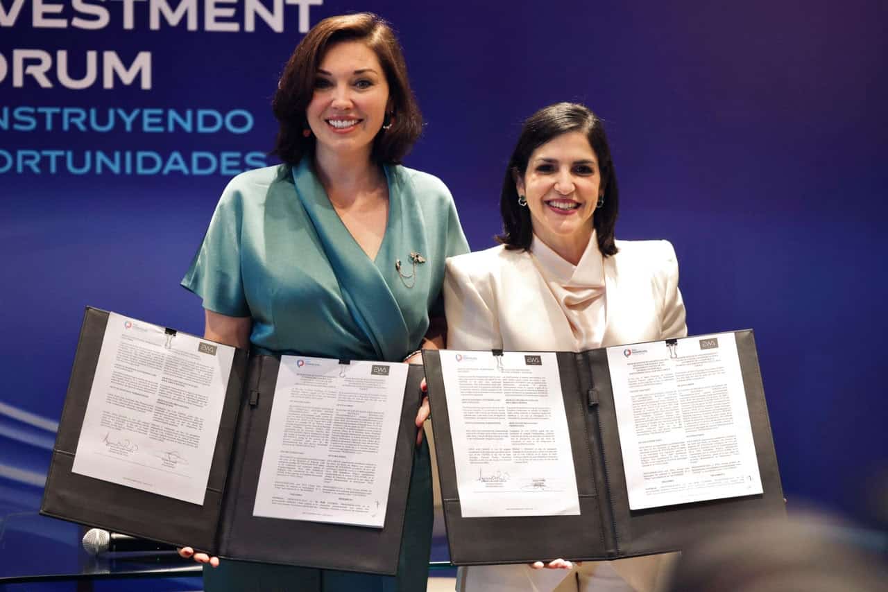 Firma de ProDominicana con la representante de la Red de Inversiones y Exportaciones (Rediex).