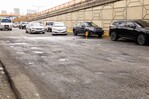 Fuga de agua sigue destruyendo tramo de la avenida John F. Kennedy casi Doctor Defilló