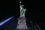 La Estatua de la Libertad brilla para celebrar la independencia de EE. UU. La Estatua de la Libertad brilla para celebrar la independencia de EE. UU.