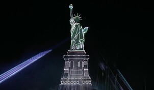 La Estatua de la Libertad brilla para celebrar la independencia de EE. UU.