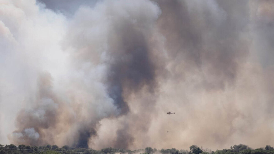 Un incendio en la turística costa catalana obliga a confinar varias poblaciones Un incendio en la turística costa catalana obliga a confinar varias poblaciones