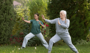 Tai chi, el ejercicio que Harvard recomienda para mejorar el equilibrio despu&eacute;s de los 60