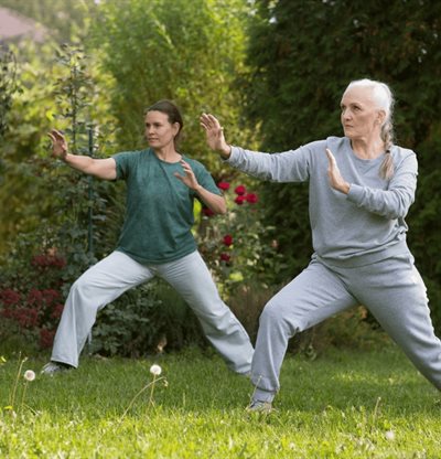 Tai chi, el ejercicio que Harvard recomienda para mejorar el equilibrio despu&eacute;s de los 60