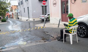 Agua que brota en  calle Meri&ntilde;o en la Ciudad Colonial preocupa a vecinos y turistas