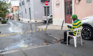 Agua que brota en  calle Meri&ntilde;o en la Ciudad Colonial preocupa a vecinos y turistas