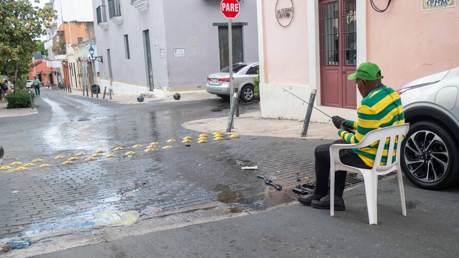 Agua que brota en calle Meriño en la Ciudad Colonial preocupa a vecinos y turistas Agua que brota en calle Meriño en la Ciudad Colonial preocupa a vecinos y turistas