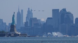 Nueva York celebra Independencia de EE. UU. con muestra de poder y desfile naval y a&eacute;reo
