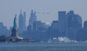 Nueva York celebra Independencia de EE. UU. con muestra de poder y desfile naval y a&eacute;reo