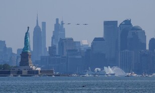 Nueva York celebra Independencia de EE. UU. con muestra de poder y desfile naval y a&eacute;reo