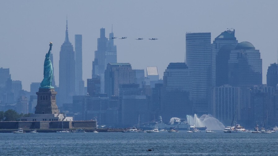 Nueva York celebra Independencia de EE. UU. con muestra de poder y desfile naval y aéreo Nueva York celebra Independencia de EE. UU. con muestra de poder y desfile naval y aéreo