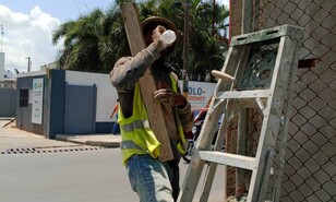 El calor extremo pone a prueba a quienes trabajan bajo el sol