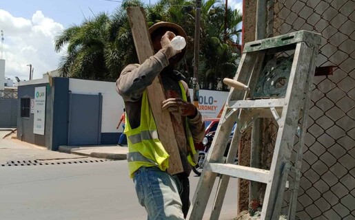 El calor extremo pone a prueba a quienes trabajan bajo el sol