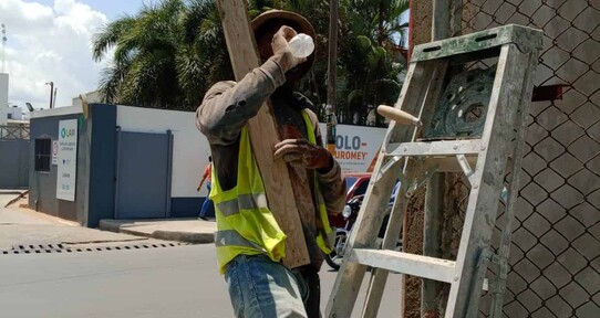 El calor extremo pone a prueba a quienes trabajan bajo el sol
